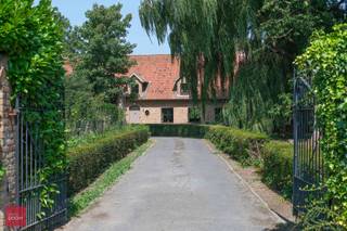 Rustig gelegen in het groen doch nabij de belangrijke verbindingswegen. Bestaande uit: Inkomhal, ruime living met open haard en nieuwe open keuken,...