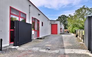 <h1><span>Veelzijdig industrieel pand van met laadkades, koel- en vriesruimtes</span></h1><h1><span> </span></h1><p><span>Op zoek naar een veelzijdige bedrijfsruimte met ruime opslagmogelijkheden en gekoelde voorzieningen? Dit industrieel pand van ca. </span><span>400 m²</span><span> is uitermate geschikt voor ondernemingen actief in de </span><span>voedingssector, land- en tuinbouw, bloemen- en plantensector</span><span>, maar ook voor diverse andere logistieke activiteiten.</span></p><p><span>Het pand beschikt over </span><span>twee laadkades voor vrachtwagens</span><span>, voorzien van sectionale poorten, waardoor laden en lossen vlot en efficiënt kan verlopen.</span></p><p><span>Daarnaast zijn er:</span></p><ul><li><span>3 ruime koelcellen</span></li><li><span>een diepvriesruimte van ca. 20 m²</span></li><li><span>diverse polyvalente werk- en opslagruimtes</span></li><li><span>een afzonderlijke bureauruimte</span></li><li><span>een personeels- / eetruimte</span></li></ul><p><span> </span></p><p><span>Ook op vlak van veiligheid is de site goed uitgerust. </span><span>Camerabewaking</span><span> is voorzien op verschillende plaatsen op het terrein en de toegang wordt beveiligd door een </span><span>afsluitbare toegangspoort</span><span>.</span></p><p><span>De ligging zorgt voor een </span><span>vlotte bereikbaarheid via verschillende invals- en uitvalswegen</span><span>. Op het terrein is bovendien een ruime oprijlaan aanwezig, waardoor ook </span><span>vrachtwagens gemakkelijk kunnen manoeuvreren</span><span>. Extra parkeerplaatsen zijn desgewenst beschikbaar en kunnen worden bijgehuurd.</span></p><p><span>Verder kan, mits een kleine meerprijs, gebruik worden gemaakt van een </span><span>ondergrondse restafvalcontainer</span><span>.</span></p><p><span>De plafondhoogte bedraagt ca. </span><span>4 meter</span><span>, wat zorgt voor een praktische en veelzijdige benutting van de beschikbare ruimte.</span></p><p><span> </span></p><p><span>Beschikbaar: onmiddellijk! Interesse of graag een bezoek ter plaatse?<br />Neem contact op met Immo Twins via 052/55.55.55 of <span>info@immotwins.be</span></span><span> - <span>www.immotwins.be</span></span><span> </span></p>