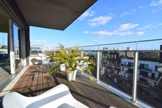 DE MUNT 33/51 - ROESELARE<br />Residentie De Munt<br /><br />Dit appartement is zeer centraal gelegen op de 5de verdieping en beschikt over een mooi open zicht over de stad. Dankzij de twee ruime terrassen geniet u van zowel een aangename buitenruimte als veel lichtinval.<br /><br />De indeling omvat een inkomhal, ruime woonkamer, volledig ingerichte open keuken met berging, afzonderlijk gastentoilet, twee slaapkamers en twee badkamers. De ene badkamer is uitgerust met een douche en lavabo, de andere met een ligbad, dubbel lavabomeubel en toilet.<br /><br />Een ruime privatieve garage (nr 71) is inbegrepen in de huurprijs.<br /><br />Syndic: € 60,00/maand. <br /><br />Beschikbaar vanaf: 1/09/2026