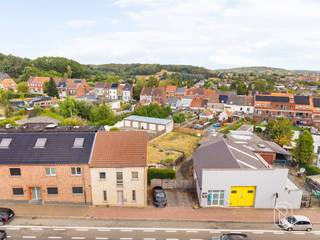 BOUWGROND TE KOOP IN RONSEDit is een uitstekende bouwkavel gelegen in Ronse met een totale grondoppervlakte van 330m². Het perceel biedt ideale mogelijkheden voor diegenen die hun droomwoning willen realiseren op een gewenste locatie.KENMERKEN VAN HET PERCEELDe kavel heeft een rechthoekige vorm en is gunstig georiënteerd, wat optimale benutting van het terrein mogelijk maakt. Met een grondoppervlakte van 330m² beschikt u over voldoende ruimte voor de bouw van een residentiële woning volgens uw persoonlijke wensen en voorkelingen. Het perceel is bereikbaar via de aangrenzende weg en is goed geïntegreerd in de bestaande bebouwde omgeving.LIGGING EN BEREIKBAARHEIDHet bouwterrein is ideaal gesitueerd in Ronse, een levendig en welgesteld stadje in Oost-Vlaanderen. De locatie biedt goede bereikbaarheid naar voorzieningen, scholen, winkels en openbaar vervoer. De omgeving wordt gekenmerkt door een fijne mix van residentiële en commerciële activiteiten, wat zorgt voor een aantrekkelijke woonsfeer.MOGELIJKHEDENDit perceel biedt u volledige vrijheid voor het realiseren van uw bouwproject. U kunt een moderne en energiezuinige woning naar eigen smaak ontwerpen, aangepast aan uw specifieke behoeften en lifestyle. De kavel is een perfecte investering voor particulieren die op zoek zijn naar een bouwgrond in een gevestigde buurt met uitstekende toegankelijkheid.Te koop via Immo Beguin, jouw vastgoedexpert sinds 2009. Met kantoren in Ronse, Deinze, Waregem Kortrijk, Moeskroen, Nieuwpoort, Doornik en Lessines.✉️ info@immobeguin.be