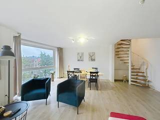 Vous recherchez un appartement duplex prêt à emménager à Bruges ? Cet appartement bien entretenu combine un aménagement de vie agréable avec 3 chambres. Grâce à son emplacement idéal à Lummen, les magasins, les écoles et les transports en commun sont facilement accessibles.<br /><br />Étage +1 :<br />- hall d'entrée<br />- espace de vie lumineux<br />- cuisine équipée<br />- toilettes séparées<br />- terrasse<br /><br />Étage +2<br />- 3 chambres<br />- salle de bain avec baignoire<br /><br />Dans l'ensemble :<br />- Prix de location : 900,00 €/mois<br />- Commission de 70,00 €/mois (parties communes)<br />- Disponible immédiatement<br />- Le garage peut être loué en option <br /><br />L'appartement en duplex est prêt à emménager et offre un cadre de vie confortable avec beaucoup d'espace. La terrasse est un atout supplémentaire et permet de profiter du plein air quand il fait beau. Le garage verrouillable offre également un confort supplémentaire et un espace de rangement pratique.<br /><br />Le moyen le plus rapide pour visiter cette propriété ? Demandez votre visite via le bouton rose de notre site Web (www.dewaele.com) et vous serez contacté par notre expert en location Broes.<br /><br />Les rendez-vous ne peuvent pas être pris par téléphone. Pour toute autre question, vous pouvez nous contacter par téléphone au 050 444 999.