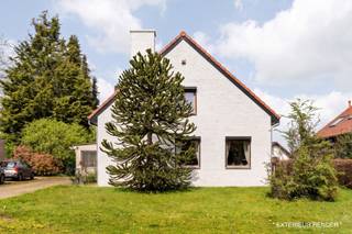 Voor meer info en foto’s, surf naar www.swevers.be<br /> – Deze ruime open bebouwing in een rustige straat in Heusden-Zolder biedt een mooie combinatie van ruimte, privacy en potentieel. Gelegen op een perceel van 10a 29ca en gebouwd in 1979, werd de woning deels gerenoveerd tussen 2005 en 2025. Met een bewoonbare oppervlakte van 228 m² en vijf slaapkamers is dit een ideale gezinswoning waar u enkel nog naar eigen smaak hoeft op te frissen.<br /><br />De inkomhal leidt naar de lichtrijke leefruimte van 34 m² met plaats voor zit- en eetgedeelte. Aansluitend bevindt zich de keuken van 11 m², uitgerust met Miele-toestellen (2016) en eenvoudig open te maken naar de leefruimte. De veranda (2005) zorgt voor extra leefcomfort en een mooi zicht op de tuin.<br /><br />Op de eerste verdieping zijn er drie slaapkamers (13 m², 12 m² en 9 m²) en een badkamer. Daarnaast zijn er nog twee extra kamers (16 m² en 8 m²), ideaal als bureau, hobbyruimte of logeerkamer. De zolder van 40 m² biedt extra opslag en uitbreidingsmogelijkheden.<br /><br />De tuin geniet van een open zicht op landbouwgrond, wat rust en privacy garandeert. Extra troeven zijn het alarmsysteem met buitencamera (2023), manuele rolluiken, hoogrendementsglas (2013) en een recente gasketel (2022). Dankzij de gunstige ligging zijn scholen, openbaar vervoer en snelwegen vlot bereikbaar. Voor meer informatie, bel 011 255 155. Bron bewoonbare oppervlakte: EPC – verslag.