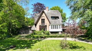 Stap binnen in een woning waar authenticiteit, <strong>geschiedenis</strong> en charme hand in hand gaan. Dit uitzonderlijke eigendom, daterend van <strong>1914</strong>, ademt karakter en onderscheidt zich door haar prachtige Angelsaksische architecturale elementen.<br /><br />Gelegen op een schitterend perceel van maar liefst <strong>3.100 m²</strong> geniet u hier van absolute rust, groen en <strong>privacy</strong>. Een zeldzame plek waar natuur en wonen harmonieus samenkomen.<br /><br />De woning beschikt over vier volwaardige slaapkamers en combineert <strong>authentieke details</strong> met hedendaags comfort. De recent gerenoveerde keuken vormt het hart van de woning en biedt alle comfort voor wie houdt van gezellig tafelen en koken in stijl.<br /><br />Daarnaast beschikt het domein over <strong>twee veelzijdige bijgebouwen</strong>:<br />Een eerste gebouw ingericht als ruime opslagplaats en garages.<br />Een tweede bijgebouw dat momenteel dienstdoet als extra slaapkamer en sfeervolle cinemazaal — ideaal voor gasten, hobby’s of ontspanning.<br /><br />Dankzij de unieke uitstraling, de royale ruimtes en het <strong>uitzonderlijke perceel</strong> biedt dit eigendom bovendien enorm veel potentieel, onder andere voor  <strong>B&amp;B-uitbating</strong>.<br /><br /> 