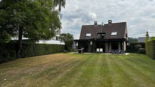 Bij het betreden van de woning kom je in de inkomhal, met aansluitend een bureauruimte, perfect voor thuiswerk of een rustige hobbyruimte. De...