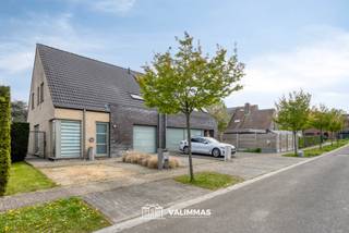 VALIMMAS verkoopt in het centrum van Asse deze rustig gelegen driegevelwoning met garage, zonneterras en tuin....   

Het gelijkvloers bestaat uit een inkomhal, een toilet met handwasbakje, een living  met grote raampartijen = veel lichtinval, een open bureel (aansluitend op de living), een open ingerichte keuken, een grote en gezellige veranda/leefruimte met zicht op de tuin en het terras, en een garage/wasplaats.   
De verdieping herbergt een nachthal, drie slaapkamers, een badkamer met ligbad, én een badkamer met inloopdouche.   
De zolder is bereikbaar via een luik met schuiftrap, en is ideaal als extra bergruimte.   

Zeer verzorgd, met alle comfort en zeer stemmige decoratie – direct instapklaar. 
Airco (living), videofoon, waterverzachter, vernieuwd CV-ketel Buderus (2021) ... 
Energiezuinig: EPC slechts 180 kWh/m² = label B.  Asbestveilig. Elektrische installatie conform AREI (blanco attest). 

Rustig gelegen in een aangename woonbuurt, en toch in het volle centrum. Op wandelafstand van winkels, scholen, bushaltes, station, cultureel centrum, park,… Uitstekende Mobiscore = 9,0/10. 