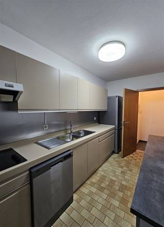 <p><strong><u>Appartement met 2 slpks, 2 terrassen en een staanplaats</u></strong></p><p>Dit instapklaar appartement is gelegen op de 5de verdieping. <br />Op wandelafstand van openbaar vervoer, winkels, restaurants, scholen en op- en afrit autosnelweg.</p><p><strong>De indeling:</strong><br />Inkomhal met vestiaire. Aansluitend de zeer ruime en lichtrijke leefruimte met vooraan een terras. <br />De keuken met berging.</p><p>Een dressing/bureauruimte.<br />2 ruime slaapkamers (rolluiken aanwezig) waarvan 1 toegang heeft naar het terras achteraan. <br />De badkamer met ligbad, dubbele lavabomeubel en aansluiting voor wasmachine en droogkast.<br />Apart toilet met handenwasser.</p><p>Ondergrondse parking en fietsenstalling is inclusief de huurprijs.</p><p><strong>De pluspunten:</strong><br />- Topligging<br />- Zeer gunstige EPC score - label B<br />- Ruim appartement met 2 terrassen<br />- Beschikbaarheid is overeen te komen</p>