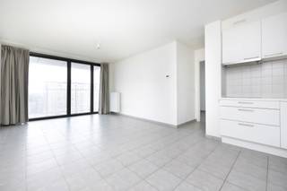 MOLENBEEK SAINT JEAN - This 1-bedroom flat (approx. 60 m²) with a large terrace and a superb view over Brussels was built in 2020. This flat comprises an entrance hall, a fully equipped kitchen, a large bright living room opening onto a large terrace with a beautiful view, a storage room with washing machine connections, a bathroom, a separate toilet, a cellar and a parking space in the basement. Charges ± €100/month for communal areas + gas provision for hot water and heating. Meets the latest energy standards thanks to its PEB B- rating. Ideal for a first-time buyer (to live in or to invest with a guaranteed return!). Under ten-year warranty. PEB B-. Parking mandatory (+ €25,000). Viewing by appointment with our Trevi team: 02.340.24.73 - new@trevi.be