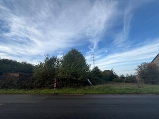 Bent u op zoek naar de perfecte locatie om uw onderneming te vestigen, uit te breiden of te herlokaliseren? Dit uitstekend gelegen perceel industriegrond op het bruisende en vlot bereikbare bedrijventerrein Centrum-Zuid in Houthalen-Helchteren biedt tal van mogelijkheden voor kmo’s, logistieke spelers en industriële activiteiten. 🏢✨<br /><br />🌟 De troeven op een rij<br />📐 Riante oppervlakte:<br />Een perceel van 40a 35ca (4.035 m²), ideaal voor een representatief bedrijfsgebouw gecombineerd met ruime parkeer- en manoeuvreerruimte.<br /><br />📏 Indrukwekkende straatbreedte:<br />Met een frontbreedte van meer dan 52 meter geniet u van maximale visibiliteit en een uiterst vlotte toegankelijkheid voor vracht- en personenvervoer.<br /><br />📍 Toplocatie:<br />Gelegen op het gevestigde bedrijventerrein Centrum-Zuid, gekend om zijn dynamische ondernemersklimaat en sterke industriële verankering.<br /><br />🚛 Uitstekende bereikbaarheid:<br />Vlak bij belangrijke invalswegen en de op- en afritten van de N74 (Noord-Zuidverbinding) en de E314, wat zorgt voor een snelle verbinding richting Hasselt, Genk, Antwerpen, Nederland en Duitsland.<br /><br />🏭 Veelzijdige mogelijkheden voor uw bedrijf<br />Dankzij de royale perceelsbreedte en gunstige vorm leent deze bouwgrond voor industrie zich uitstekend voor:<br />De bouw van een modern kmo-gebouw of magazijn met kantoren.<br />Een logistieke hub of opslagterrein.<br />Een bedrijfspand met hoge visibiliteit vanaf de straatkant.<br /><br />📞 Interesse of wenst u de stedenbouwkundige voorschriften te ontvangen?<br />Neem vandaag nog contact met ons op voor meer informatie of een afspraak ter plaatse. Bouw hier mee aan de toekomst van uw onderneming! 🏗️💼<br /><br />Stedenbouwkundige info:<br />Industriegebied – geen bouwvergunning – geen rechterlijke herstelmaatregel of bestuurlijke maatregel opgelegd – geen voorkooprecht – verkavelingsvoorschriften<br /><br />O-peil: niet overstromingsgevoelig<br /><br />P- Score: A