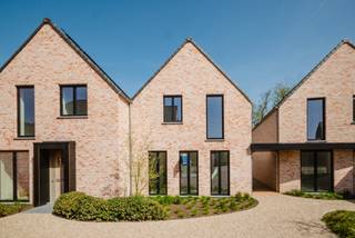 <p><strong>BEN-woonerf in het hart van Dikkelvenne – exclusief wonen in het groen</strong></p>
<p>In het charmante en landelijke Dikkelvenne verrijst dit kleinschalige en kwalitatieve woonerf bestaande uit <strong>6 energiezuinige woningen</strong>. Het project omvat <strong>4 nieuwbouwwoningen</strong> en <strong>2 volledig gerenoveerde entiteiten (vernieuwbouw)</strong>, ontworpen met oog voor <strong>comfort, privacy en maximale lichtinval</strong>.</p>
<p>De woningen voldoen aan strenge energieprestaties (<strong>max. S31 en E30</strong>) en zijn uitgerust met moderne technieken die zorgen voor een duurzame en toekomstgerichte woonervaring.</p>
<p><strong>Unieke ligging</strong></p>
<p>Gelegen in een uitzonderlijk groene omgeving geniet u hier dagelijks van rust en natuur.<br />Vanop uw terras heeft u een prachtig zicht op het park en het naastgelegen kasteel – een zeldzame troef die dit project echt bijzonder maakt.</p>
<p><strong>Hoogwaardige afwerking & technieken</strong></p>
<p>Elke woning is standaard voorzien van:</p>
<ul>
<li>Lucht/water-warmtepomp</li>
<li>Vloerverwarming</li>
<li>Uitstekende isolatie</li>
<li>Ventilatiesysteem volgens de huidige normen</li>
</ul>
<p><strong>Praktische info</strong></p>
<ul>
<li><strong>9 privatieve parkeerplaatsen</strong> achteraan het woonerf (exclusief voor bewoners)</li>
<li>Verkoopprijs omvat:</li>
<ul>
<li>Volledig afgewerkte woning (<strong>excl. keuken</strong>)</li>
<li>Buitenaanleg</li>
<li>Eén parkeerplaats</li>
</ul>
<li>Vermelde oppervlaktes zijn <strong>bruto oppervlaktes</strong></li>
</ul>
<p><strong>Aankoopvoorwaarden</strong></p>
<ul>
<li><strong>Nieuwbouwwoningen (4)</strong>:</li>
<ul>
<li>Registratierechten op grondaandeel</li>
<li>BTW op constructieaandeel</li>
<li>Mogelijkheid tot aankoop aan <strong>6% BTW</strong> (onder voorwaarden)</li>
</ul>
<li><strong>Gerenoveerde entiteiten (2)</strong>:</li>
<ul>
<li>Registratierechten op grondaandeel</li>
<li><strong>21% BTW</strong> op constructieaandeel</li>
</ul>
</ul>
<p><strong>Waarom kiezen voor dit project?</strong></p>
<ul>
<li>Energiezuinig en toekomstgericht wonen</li>
<li>Rustige, groene topligging</li>
<li>Kleinschalig en exclusief karakter</li>
<li>Hoog wooncomfort en kwalitatieve afwerking</li>
</ul>
Voor info bel Anthony op 0488 14 62 77