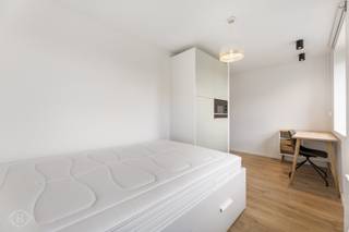 Op een absolute toplocatie in het centrum van Leuven, aan de Onze-Lieve-Vrouwstraat 50, bevindt zich deze comfortabele studentenkamer van ca. 18 m². De kamer is gelegen op de vierde verdieping en rustig achteraan in een kleinschalige residentie, waardoor je geniet van extra privacy en een aangename woonomgeving. Ze beschikt over een eigen badkamer en is praktisch ingericht met een bed van 140 x 200 cm, een ingebouwde koelkast, kleerkast en microgolfoven. Dankzij de centrale ligging bevinden faculteiten, winkels, horeca, openbaar vervoer en het historische stadscentrum zich allemaal op wandelafstand. De kamer is onmiddellijk beschikbaar en vormt een ideale uitvalsbasis voor een student die comfortabel en centraal wil wonen in Leuven. Huurprijs: €690/maand. Vaste kosten: €140/maand all-in, zonder eindafrekening. Interesse of graag een bezoek? Contacteer ons via info@homies.be of 016 15 37 11.