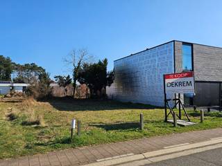 Goed gelegen perceel bouwgrond voor halfopen bebouwing met een oppervlakte van 05a 37ca. Perceelbreedte: 10,99m. Bouwbreedte: ± 7,99m. Het perceel maakt als lot 2A deel uit van een verkavelingsvergunning afgeleverd door de gemeente Haacht op 21 januari 2021. Oriëntatie achtertuin : oosten. Gvg, Wg, Gmo, Gvkr, Vv. Geen bouwverplichtingen opgelegd. Vlotte verbindingen met openbaar vervoer door nabijgelegen bushalten en het treinstation van Haacht.<br />Meer informatie : www.dekrem.be