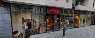 Op zoek naar een moderne commerciële ruimte in het centrum van Aalst? Dit betreft een handelsgelijkvloers met een opp. van 210 m² + kelder van 80 m². <br />De maandelijkse huurprijs bedraagt 3.750 euro. <br />Onroerende voorheffing ten laste van de huurder. <br />Gelegen bij ‘Women Secret’, ‘Four Roses’, ‘Korboo Cheese Masters’, ‘Flying Tigers’, … <br />Benieuwd naar dit bedrijfsvastgoed te huur regio Aalst? <br />Contacteer info@immodelestre.be of 054/33.62.52<br />Gelegen bij ‘Women Secret’, ‘Four Roses’, ‘Korboo Cheese Masters’, ‘Flying Tiger’, … <br />Benieuwd naar dit bedrijfsvastgoed te huur regio Aalst? <br />Contacteer info@immodelestre.be of 054 33 62 52. <br />www.immodelestre.be <br /><br />