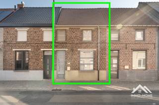 Deze mooie rijwoning ontvangt je in een ruime inkomhal, die je verder brengt tot in de leefruimtes. Het volledige gelijkvloers is ruimtelijk met elkaar verbonden, wat voor een aangenaam gevoel zorgt doorheen de woning. Helemaal voorin is er een ruime zithoek, gevolgd door een gezellige eetkamer. Aanpalend is de keuken ingericht, en zo komen we via een lange gang tot in een polyvalente ruimte. Helemaal achterin is er de toegang tot het terras en de tuin. Onderweg zijn we nog een apart toilet en een berging voorbijgestapt. Op meerdere plaatsen is er voorzien in maatwerk opbergkasten, inclusief een handig bureel. De badkamer vinden we terug in een hoek net naast de keuken, en deze is voorzien van een riante inloopdouche. Op de eerste verdieping zijn de twee eerste grote slaapkamers ondergebracht, en op de zolderverdieping (bereikbaar via een vaste trap) is er een derde slaapkamer ondergebracht. Via een private weg heb je toegang tot je eigen garage achterin de tuin, inclusief een staanplaats voor een tweede wagen. Bezoekdag: 22/08: Inschrijven via mail naar tommy@immo-home.be, geen telefonische inschrijvingen! Volg ons op Fb en Insta. Voor meer info: www.immo-home.be. GRATIS SCHATTING & GRATIS FINANCIEEL ADVIES
