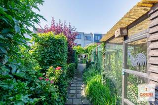 Deze woning is uitstekend gelegen tussen het <strong>station Gent-Sint-Pieters </strong>en het<strong> UZ Gent</strong>. Lokale handelaars, scholen en op- en afritten bevinden zich nabij. De woning heeft een perceeloppervlakte van maar liefst ... m². Hierdoor geniet u van een <strong>uitzonderlijk grote stadstuin</strong>, waar u een gehele dag zon heeft. <br /><br />De woning heeft nood aan een <strong>totaalrenovatie </strong>en is als volgt ingedeeld: inkomhal, kelder, gastentoilet, woonkamer met eetplaats, en keuken. De ruime en diepe tuin is zowel vanuit de keuken als vanuit de leefruimte toegankelijk.<br /><br />Op het eerste verdiep bevinden zich een eerste slaapkamer, die ruim genoeg is om op te delen in twee kamers, een ruime badkamer en een kleinere kamer. De tweede verdieping omvat twee slaapkamers, waarvan één eveneens voldoende groot is om op te splitsen, en een extra kleine kamer aan de voorzijde.<br /><br />Wenst u zelf het <strong>potentieel</strong> en de talrijke troeven van deze woning te ontdekken? Neem dan contact op met Theo voor een bezoek ter plaatse via theo@convas.be
