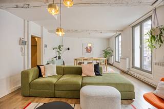 Maison de commerce composée d'un espace commercial pratique au rez-de-chaussée et d'un charmant appartement aux étages supérieurs.