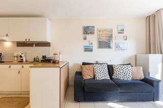 <p><strong>[[ DIT PAND NEEMT DEEL AAN DE ERA OPEN HUIZEN DAG OP 19/09 VAN 11U00 TOT 12U00 ]]<br /><br />De Panne: Instapklare studio met terras op enkele meters van zee!</strong><br /><br />Op zoek naar een instapklare pied-à-terre aan zee of een interessante investering? Dan is deze charmante en gemoderniseerde studio in Residentie Panne Plaza zeker een bezoek waard!<br />De studio bevindt zich op de eerste verdieping van een goed gelegen residentie en geniet van een uitstekende ligging op slechts enkele meters van de zee en het strand. Een ideale uitvalsbasis voor wie wil genieten van alles wat De Panne te bieden heeft.<br /><br /><br /><strong>Indeling</strong><br />De studio omvat een inkomhal met praktische slaaphoek, voorzien van een ingebouwde kast met stapelbed, een badkamer met douche en toilet en een lichtrijke woonkamer met een moderne, open keuken, eethoek en gezellige zithoek. Vanuit de woonkamer heeft u rechtstreeks toegang tot het aangename terras, een ideale plek om buiten te genieten.<br /><br /><br /><strong>Troeven</strong></p>

<ul><li>Instapklaar en goed onderhouden</li><li>Recent gemoderniseerde inrichting</li><li>Zeer gunstige ligging op enkele meters van zee</li><li>Ideaal als tweede verblijf of investering</li></ul>

<p><br />Contacteer ons voor meer informatie of om een  bezoek in te plannen.</p>