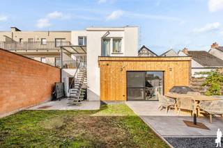 <span>Gerenoveerde woning en mogelijk handelsgelijkvloers met 4 slk en tuin in het centrum van Kessel. <br /><br />Algemeen:<br />- Woning gerenoveerd in 2022<br />- Goed gelegen in het centrum van Kessel<br />- Mooie, rustige tuin met terras<br />- Eventuele handelsruimte/kantoorruimte op het gelijkvloers<br />- Duplex op de eerste en tweede verdieping<br />- Inpandige garage<br />- Ruime kelder<br />- Vloerverwarming in de duplex<br />- EPC B<br />- Elektriciteit gekeurd en conform<br />- Asbestveilig<br /><br />Indeling:<br />Gelijkvloers:<br />Op het gelijkvloers is een mogelijk handelspand/kantoorruimte gelegen met achteraan een eventuele keuken. Het gelijkvloers beschikt over grote raampartijen naar de straatkant toe en een eventuele aparte ingang. Verder is er nog een apart toilet, inpandige garage en een overdekte/afgesloten inkom. <br />Achteraan het perceel is nog een grote tuin met terras, dewelke ook toegankelijk is via een trap vanuit de eerste verdieping. <br /><br />1e verdieping:<br />Op de eerste verdieping is de duplex gelegen. Hier bevindt zich de leefruimte op parket met open keuken. De keuken is volledig geïnstalleerd. Achteraan bevindt zich nog een slaapkamer/bureau en een badkamer met ligbad en dubbele lavabo en een terras (met toegang tot tuin). <br /><br />2e verdieping: <br />Op de tweede verdieping zijn 3 grote slaapkamers gelegen, een apart toilet alsook de tweede badkamer met douche, en dubbele lavabo. <br /><br />Verder is er nog een kelder aanwezig. De woning biedt tal van mogelijkheden zoals het combineren van wonen en kantoor/handelszaak op het gelijkvloers, dit in het centrum van Kessel.<br /></span>