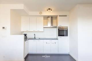 Op een centrale ligging aan de Emile Dancolaan 14 te Linkeroever bevindt zich dit aangename appartement, gebouwd in 2014 en gelegen op de bovenste verdieping van het gebouw. <br /><br />Dankzij de praktische indeling, de goede bereikbaarheid en het uitstekende EPC-label A is dit appartement zowel interessant voor eigen bewoning als voor wie op zoek is naar een mooie investering.<br /><br />Het appartement beschikt over een lichtrijke leefruimte met een aangename woonindeling, één slaapkamer en een badkamer met douche. Het toilet is apart voorzien. Daarnaast is er een extra berging in het appartement en krijg je ook een privatieve kelderberging inbegrepen.<br /><br />Ook op vlak van mobiliteit zit je hier goed. Dankzij de centrale ligging zijn er verschillende mogelijkheden voor openbaar vervoer, waardoor je vlot verbinding hebt met Antwerpen en de omliggende gemeenten.<br /><br />Een extra troef is de gemeenschappelijke fietsenstalling. <br /><br />Wie graag over een eigen parkeerplaats beschikt, kan bovendien een staanplaats optioneel aankopen voor € 25.000.<br /><br />Ben je op zoek naar een energiezuinig appartement op een centrale ligging in Linkeroever, of naar een interessante investering? Contacteer ons gerust voor meer info of een bezoek!