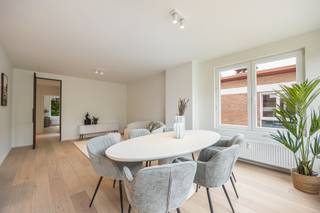 Dit totaal gerenoveerd (2025) en enorm centraal gelegen hoekappartement geniet volgende indeling:We betreden het appartement via de ruime inkomhal,...