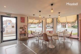 <p>Dit karaktervol hoekpand is gelegen op het hoogste punt van Wetteren, op wandelafstand van het bruisende stadscentrum, nabij supermarkten , restaurants, openbaar vervoer, scholen en winkelstraten. Deze eigendom biedt een unieke combinatie van <strong>commerciële mogelijkheden en comfortabel wonen</strong>, ideaal voor wie werk en privé graag combineert. Het gelijkvloers beschikt over een <strong>ruime handelsruimte</strong>, perfect geschikt voor een winkel, kantoor of vrij beroep. Dankzij de mogelijkheid om een <strong>extra ingang te creëren</strong>, kan de commerciële en private zone desgewenst volledig gescheiden worden, een mooie troef voor toekomstig gebruik. Boven de handelsruimte ligt een <strong>stijlvol duplexappartement</strong><strong> </strong>met een<strong> lichtrijke </strong><strong> leefruimte</strong><strong>, </strong><strong>moderne keuken</strong><strong>, drie</strong><strong> slaapkamers</strong><strong>, </strong><strong>badkamer</strong><strong> </strong>en<strong> </strong><strong>twee aparte toiletten</strong>.<strong> </strong>Achteraan vind je een <strong>klein terras</strong> met een <strong>mooi uitzicht over de stad.</strong> Het pand beschikt tevens over een garage. Kortom: dit pand combineert <strong>centrale ligging</strong>, <strong>functionele ruimtes</strong> en <strong>wooncomfort</strong> tot een aantrekkelijke investering of ideale woon-werkcombinatie.</p>