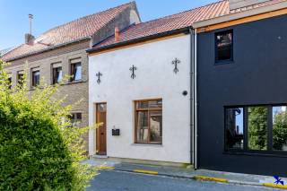 Welkom in Knokke!<br /><br />In een rustige straat, op wandelafstand van het commerciële centrum en de Zeedijk, bevindt zich deze volledig gerenoveerde woning met tijdloze materialen die harmonieus samenkomen. De woning werd met oog voor detail afgewerkt en biedt een uitzonderlijk gevoel van ruimte, licht en comfort.<br /><br />Via de inkomhal betreedt u een royale master bedroom met aansluitend een stijlvolle badkamer uitgerust met een vrijstaand ligbad (met geïntegreerde regendouche), dubbele wastafel en maatkasten. <br />Tevens bevindt zich op de gelijkvloers een ruime slaapkamer, een gastentoilet en een praktische berging/wasplaats.<br /><br />Op het 1ste verdiep kan u genieten van de lichtrijke leefruimte met indrukwekkend hoog plafond en groot raampartij die uitgeeft op een zonnig dakterras. De open leefkeuken is strak vormgegeven, voorzien van alle hedendaagse toestellen en sluit naadloos aan op de eet- en zithoek.<br /><br />Deze unieke woning is de ideale keuze voor wie op zoek is naar een stijlvolle hoofdverblijfplaats, tweede verblijf of investering, waar hedendaags wooncomfort en een topligging in Knokke perfect samengaan.<br /><br />Nuttige info:<br />- EPC B-label<br />- bewoonbare oppervlakte: 100 m²<br />- CV op gas<br />- keuring elektriciteit conform<br />- geen garage of staanplaats voorzien<br /><br />Interesse gewekt? Contacteer ons kantoor via info@hiro.be of 03 230 00 14!