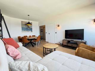 Op deze absolute toplocatie op de Zeedijk van Blankenberge, bevindt zich dit lichtrijke appartement met drie slaapkamers en een prachtig...