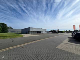 Bedrijfsgebouw - groot 831m² - centraal gelegen op het industrieterrein te Zonhoven, vlakbij de N715 Zonhoven Houthalen -Bree en tussen de afritten nr. 30 Midden-Limburg &amp; nr. 31 Genk-Centrum E314. Het perceel van 3821m² beschikt over een verharde en ruime onverharde buitenruimte. <br /><br />INDELING: Inkomhal; Showroom; Burelen met vergaderruimtes en kitchenette (300m²) en magazijnruimte (300m²); toegankelijk via sectionaalpoort (4 meter). Opslagruimte van 240 m² voorzien boven de burelen. <br /><br />TECHNISCHE KENMERKEN: <br />Magazijn: Luchtverwarming op aardgas; Burelen: gaswandketels en radiatoren, airco's voorzien; Kantoren en magazijn zijn voorzien van gepolierde beton, showroom in tapijt; <br />Alarmsysteem aanwezig. <br />380V aanwezig;<br />Volledig omheind met elektrische poort; <br />Ruime parkeer- en manoeuvreerruimte op het terrein; <br /><br />Achter en vooraan het gebouw bevindt zich een verharde buitenzone; achteraan het gebouw een ruime onverharde buitenzone.<br /><br />EPC: X - Certificaatnummer: 20230818-0011453978-NR-1.<br />Onroerende voorheffing en brandverzekering ten laste van huurder.<br /><br />Voor meer info, bezichtiging bel Dario 0472/092 756, dario@limburgsvastgoed.be of 011/22.19.17 of www.limburgsvastgoed.be