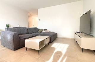 Dit recent appartement is zeer rustig gelegen nabij het centrum van Keerbergen en bevindt zich op de eerste verdieping in een gebouw met lift. Het appartement beschikt over een inkomhal, leefruimte met toegang tot het terras achteraan, open volledig geïnstalleerde keuken, berging, apart toilet, 2 slaapkamers en een badkamer met wastafel, ligbad, aparte douche en handdoekdroger. De inrit links van het gebouw met automatische poort brengt je naar de ondergrondse autostaanplaats die in de huurprijs inbegrepen is, evenals een private kelderberging. Bovendien is er ook een gezamenlijke fietsenstalling aanwezig. De huurprijs is 1050€ per maand en de gemeenschappelijke kosten bedragen 50€ per maand.<br />Het appartement is in perfecte staat en instapklaar. <br />De rustige ligging, in combinatie met de nabijheid van het centrum met winkels en openbaar vervoer geven dit appartement een echte meerwaarde!<br />Interesse? Contacteer ons via dominique.vde@imovastgoed.be om een bezoek in te plannen!