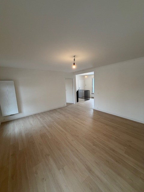 Prachtige totaalrenovatie van deze woning met 3 slpks, 2 badkamers, ruim terras. A-PEIL. - foto 5