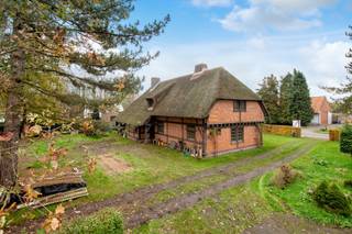 Deze unieke, af te werken woonst, is een uitzonderlijk project.<br />Gelegen op een groot perceel van 1.588m², met achterliggend een aansluitend &amp; bijhorend perceel van 8.592m².<br /><br />Ideaal voor natuur-/dierenliefhebbers, zoals bvb. voor het houden van paarden.<br /><br />De woning zelf heeft een bewoonbare oppervlakte van 360m² en is op het gelijkvloers reeds ingedeeld als volgt:<br />- inkomhal + toilet<br />- inpandige garage<br />- eethoek met aansluitend zithoek<br />- 2 kamers<br />- keuken<br />- badkamer<br /><br />Echter is de woning niet ingericht noch voorzien met aansluitingen voor keuken en/of badkamer.<br />Ook de bovenverdieping is nog volledig te realiseren (trap, vloer of binnenmuren zijn hier nog niet voorzien).<br /><br />Kortom, een blank canvas, nog volledig naar eigen smaak en stijl verder af te werken.<br /><br />BIJZONDERHEDEN<br />- EPC label C<br />- houten schrijnwerk met enkele beglazing<br />- verwarming op stookolie <br />- vloerverwarming <br />- elektriciteit voorbereid<br /><br />POSITIEVE ASPECTEN<br />- mooie ligging met zicht op natuurgebied achteraan <br />- groot perceel