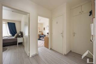 <h2><span>A nearly completely renovated 2-bedroom apartment with a favorable EPC B rating</span></h2><p><span>Located on a quiet street in Wommelgem, within walking distance of the roundabout and with easy access to shops, public transportation, and major thoroughfares, this nearly completely renovated apartment is situated on the first floor. The apartment is accessible via the stairs and combines modern living comfort with an excellent location.</span></p><p><span>The entryway leads to the spacious and bright living area, where large windows allow plenty of natural light to flood in. The living area is also equipped with air conditioning and opens onto the kitchen. The kitchen is fully functional but offers the option to further modernize it to your own taste if desired.</span></p><p><span>The apartment also features a separate toilet and a practical storage room with connections for a washing machine and dryer. The bathroom was recently renovated and is modernly furnished with a spacious walk-in shower and a stylish vanity unit.</span></p><p><span>The apartment has two full-sized bedrooms, one of which opens onto a cozy terrace/porch where you can enjoy some quiet time outdoors.</span></p><p><span>This property is also well-maintained from a technical standpoint. For example, the electrical system has been certified as compliant, the apartment has a favorable EPC rating of B, the windows were replaced in 2020, and the gas-fired central heating system is equipped with new radiators and a condensing boiler installed in 2020.</span></p><p><span>As an added bonus, the apartment features a convenient private basement storage unit, ideal for extra storage space.</span></p><p><span>You have separate meters for gas and electricity. The monthly costs amount to € 145, which includes private water consumption. </span></p><p><span>Thanks to its quiet location, just a few minutes from the Wommelgem roundabout, you’ll enjoy excellent access to Antwerp, the E313, and the E34. Shops, schools, public transportation, and other daily amenities are also located in the immediate vicinity.</span></p><p><span>An ideal opportunity for anyone looking for a move-in-ready apartment.</span></p><p><span> </span></p><p><span>Would you like to schedule a visit? 0492/39.16.32 (Jelle) | info@immomk.be — you can also contact us for an accurate property valuation.</span><span> </span></p><p><span> </span></p>