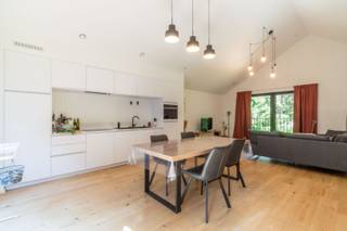 Un bâtiment entièrement rénové et contemporain, situé en plein centre-ville, à proximité de la gare, avec vue sur le parc de la ville de Halle.<br />Il se compose de :<br />Au rez-de-chaussée : hall d'entrée (6,03 m²), local technique/buanderie (4,27 m²), WC avec lavabo (1,12 m²),2 chambres (10,96 m² et 6,90 m²), salle de bains (4,10 m²) équipée d'une baignoire avec douche et d'un lavabo.<br />Au premier étage :<br />spacieux séjour ouvert avec salle à manger et cuisine équipée (41,33 m²) comprenant un évier, une plaque de cuisson, une hotte, un four combiné, un réfrigérateur et un lave-vaisselle,<br />terrasse attenante (8,24 m²).<br />En outre : une place de parking extérieure.<br />Menuiseries extérieures en aluminium avec double vitrage.<br />Chauffage par pompe à chaleur (DAIKIN).<br />Parquet – panneaux solaires – système de ventilation (ZEHNDER COMPAIR Q).<br />Raccordements aux réseaux : eau et électricité.<br />Actuellement loué. Aucune charge commune.<br />Surface brute habitable : 120 m² (selon le certificat PEB). <br />Référence cadastrale : n° H90/R6/P000.<br />PEB : 25 kWh/m²/an – UC : 2406041.
