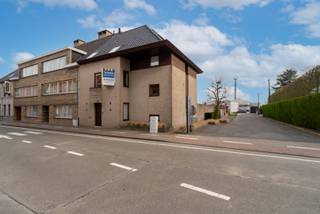 Droomt u van een zaak aan huis of simpelweg veel plek? Deze woning op een strategische locatie biedt de perfecte balans. Ideaal voor een praktijk, salon of kantoor!<br /><br />Belangrijkste troeven:<br />- Licht &amp; ruimte: geniet van een open ruimte met veel lichtinval dankzij de grote raampartijen en het unieke ontwerp met tussenverdiepingen.<br />- Werken aan huis: aparte praktijkruimte met eigen sanitair, direct toegankelijk via de hal. Zo blijven werk en privé strikt gescheiden.<br />- Modern comfort: recent vernieuwde keuken, 4 slaapkamers en een extra wellness-hoek met douche en infraroodcabine.<br />- Tuin &amp; privacy: sfeervolle tuin met twee terrassen (waarvan één overdekt).<br />- Parkeren: dubbele garage achteraan (optie tot 3) en diverse private staanplaatsen naast de woning.<br />- Energiezuinig: Gunstig EPC dankzij zonnepanelen en isolatie.<br /><br />Ontdek de enorme mogelijkheden van dit pand en plan snel uw bezoek!