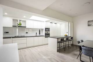 BEZOEKMOMENT 24/9 TUSSEN 16U30 – 18U30 INSCHRIJVEN VIA DE WEBSITE<br /><br />Ben je op zoek naar een instapklare woning in het centrum van Melsele? Deze woning werd in 2021 volledig gerenoveerd en combineert een moderne afwerking met een praktische indeling.<br /><br />Je komt binnen in de inkomhal en loopt verder naar de open en lichtrijke leefruimte. Aansluitend bevindt zich de recente keuken, voorzien van een keukeneiland, ontbijthoek en alle nodige toestellen. Verder is er op het gelijkvloers nog een badkamer met douche, toilet en lavabo.<br /><br />Op de eerste verdieping bevinden zich 3 slaapkamers, waardoor de woning ideaal is voor een gezin of als comfortabele starterswoning.<br /><br />Ook technisch werd de woning grondig aangepakt. Zo zijn er driedubbele beglazing en elektrische rolluiken voorzien. De woning wordt verwarmd met centrale verwarming op gas via een hoogrendementsketel. Daarnaast is er mechanische afzuiging voorzien in de vochtige ruimtes en is de elektriciteit conform.<br /><br />Een volledig gerenoveerde woning op een centrale ligging, ideaal voor wie zonder grote werken wil verhuizen naar Melsele.<br /><br />Contacteer ons via 052 46 38 03 voor meer informatie of een bezoek