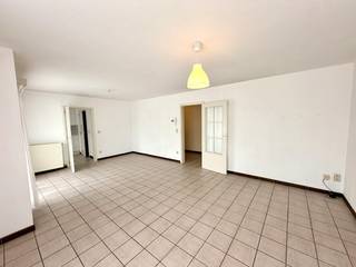 Zoekt u een comfortabel en energiezuinig stekje in de regio Hasselt? Dit instapklare appartement in de Van Groesbeekstraat in Kuringen biedt u alle rust van een fijne randgemeente, gecombineerd met een uitstekende bereikbaarheid.<br /><br />Indeling: <br /><br />Verdiep +1: <br /><br />- Inkomhal <br />- Woonkamer<br />- Keuken<br />- Berging<br />- 2 Slaapkamers<br />- Badkamer<br />- Balkon<br /><br />Gelijkvloers:<br /><br />- Autostaanplaats <br /><br /><br />De snelste manier om een bezoek te brengen aan dit appartement? Vraag je bezoek aan via de rode knop op onze website (www.dewaele.com).<br /><br />Telefonisch kunnen er geen afspraken gemaakt worden.<br /><br />Tot binnenkort<br />Kosten voor de gemeenschappelijke delen zijn in de huurprijs inbegrepen.