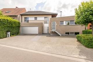 Op wandelafstand van het centrum van Ruiselede kunt u deze instapklare en ruime woning met parkeerplaats voor meerdere wagens, dubbele garage en een volledig omheind en aangelegd terras terugvinden.<br />De woning werd gebouwd in 2005, heeft een totale perceelsoppervlakte van 428 m² en een bewoonbare oppervlakte van 408m², inclusief de kelderverdiepingen.<br />De woning beschikt over een speelse indeling met verschillende niveaus.<br />Onderdeel van de woning is een ruime praktijkruimte met afzonderlijke inkomhal, ingemaakte kasten, wachtzaal en toilet.<br />De onderliggende verdieping omvat een technische ruimte en drie veelzijdige ruimtes die, afhankelijk van de noden, kunnen worden ingericht als bijkomende slaapkamers, bureauruimtes of andere doeleinden (bv. vrij beroep, praktijkruimtes).<br /><br />Indeling:<br />-1: Ruime kelderverdieping<br />GV: inkomhal - gastentoilet - woonkamer met parket, centrale verwarming gas, houtkachel en ingemaakte kasten - ruime keuken met dampkap, kookplaat, combi-oven, vaatwas en koelkast - wasplaats met douche en lavabo - berging/werkplaats aangrenzend aan de garage - praktijkruimte met aparte inkomhal, toilet & wachtzaal. <br /><br />1e V: nachthal - technische ruimte met centraal stofzuigsysteem - 4 slaapkamers met centrale verwarming gas, laminaat waarvan 1 met dressing - badkamer met ligbad, douche, badkamermeubel met dubbele lavabo, toilet en handdoekverwarming.<br /><br />2e V: zolder met mogelijkheden.<br /><br />Algemeen:<br />- EPC 229 - label C<br />- Blanco bodemattest<br />- Conforme elektrische keuring<br />- Recent vernieuwde keukentoestellen<br />- Elektrische screens aanwezig<br />- Regenwaterput aanwezig<br />- Toegang terras via schuifraam in keuken<br />- Spanplafonds in slaapkamers en ruimtes onder praktijk<br />- Vrij bij akte<br />- Vg, Wg, Gmo, Gvkr, Gvv
