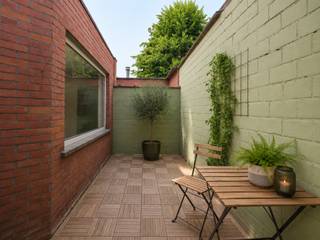 Op zoek naar een ruime, instapklare gezinswoning op een vlot bereikbare locatie? Dan is deze gerenoveerde woning in Ledeberg absoluut een bezoek waard.<br /><br />Met een bewoonbare oppervlakte van 176 m² op een perceel van 105 m² biedt deze woning alle ruimte voor een comfortabel gezinsleven. De woning werd in 2012 grondig gerenoveerd en combineert hedendaags wooncomfort met een praktische indeling.<br /><br />Binnenin beschikt u over een lichtrijke leefruimte, een functionele keuken, vier volwaardige slaapkamers, een badkamer en twee afzonderlijke toiletten. Dankzij de centrale verwarming op aardgas geniet u het hele jaar door van een aangenaam wooncomfort.<br /><br />Ook op technisch vlak scoort deze woning uitstekend. De elektrische installatie is conform de huidige regelgeving en met een EPC-label C bent u verzekerd van een energiezuinige woning zonder onmiddellijke renovatieverplichtingen.<br /><br />Een absolute meerwaarde is de aanwezige garage, een zeldzame troef in deze omgeving. Bovendien geniet u van een centrale ligging in Ledeberg, op korte afstand van winkels, scholen, openbaar vervoer en de belangrijkste invalswegen richting Gent en de omliggende gemeenten.<br /><br />Kortom, deze ruime en verzorgde woning biedt de ideale combinatie van ruimte, comfort en een uitstekende ligging. Een ideale opportuniteit voor gezinnen of wie op zoek is naar een instapklare woning met vier slaapkamers.<br /><br />Woning staat momenteel leeg en werd aangekleed via AI beelden.<br /><br />Interesse? Contacteer Thomas via +32 474 26 27 58