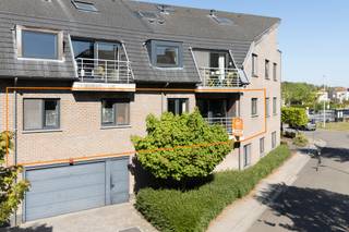 <strong>Voor meer info of een bezoek bel 0475757251 of philip@ocvastgoed.be</strong><br /><br />Dit goed onderhouden appartement op de eerste verdieping is gelegen te Merelbeke Flora, op een vlot bereikbare locatie vlakbij de opritten van R4 en E40. Dankzij de ligging aan de achterzijde van het gebouw geniet u van een rustige woonomgeving met groen nabij.<br /><br />Deze gezellige woonst heeft een bewoonbare oppervlakte van 86 m² en beschikt over een lichte leefruimte met open, uitgeruste keuken (oven, ingebouwde koelkast met vriesvak en vaatwasser). Aansluitend is er een balkon met zuidoostelijke oriëntatie, ideaal om te genieten van de buitenlucht of een groene invulling te geven. Zowel in de leefruimte als in beide slaapkamers zijn praktische inbouwkasten voorzien.<br /><br />Verder omvat het appartement:<br />- 1 badkamer met regendouche<br />- 1 apart toilet<br />- Praktische berging met aansluiting voor wasmachine en droogkast<br />- Inpandige staanplaats (aankoopverplichting 20.000euro), kan ook als extra berging of fietsenstalling gebruikt worden<br /><br />Het appartement is comfortabel uitgerust met condensatie gasverwarming, HR+ beglazing en behaalt een goed EPC energielabel B, energiescore 114 kWh/(m<sup>2</sup>jaar).<br />Er is een lift aanwezig en het appartementsgebouw is aangesloten op het fibernetwerk.<br /><br />Mobiscore 8,5 op 10:<br />In de nabije omgeving bevinden zich tal van supermarkten (Delhaize, Lidl, Aldi, …), een apotheek, tandarts, huisarts, openbaar vervoer (bushalte naast appartementsgebouw + station Merelbeke op 5 minuten afstand met de wagen), verbindingswegen (E40, R4, Hundelgemsesteenweg, ...) en een basisschool. Op 10 minuten met de auto of 20 minuten met de fiets staat u bovendien aan Gent-Zuid.<br /><br />Dit instapklaar appartement is onmiddellijk beschikbaar na het tekenen van de akte.<br />Alle wettelijk verplichte documenten en attesten zijn beschikbaar.<br />Syndicuskosten: +- €120/maand (inclusief individuele waterfactuur).<br /><br />Stedenbouwkundige inlichtingen: vergunningen, geen verkavelingsvergunning, geen rechterlijke herstelmaatregel of bestuurlijke regel opgelegd, geen voorkooprecht, woongebieden.<br />KI 944<br />Geen overstromingsgevoelig gebied: P-score A, G-score A<br />Elektriciteit conform algemeen reglement elektrische installaties <br /><br /><strong>Voor meer info of een bezoek bel 0475757251 of philip@ocvastgoed.be</strong>