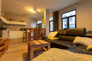 Lichtrijk, gerenoveerd éénslaapkamer appartement in de zuidrand van Antwerpen. Het appartement bevindt zich op gelijkvloers en bestaat o.a. uit...