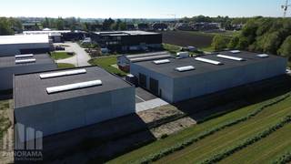 Nieuwbouw KMO-unit van 256 m² en 1 privatieve parkeerplaats te koop in Aartrijke.<br /> <br />De geïsoleerde <strong>casco magazijnruimte</strong> (brandklasse C) is opgebouwd uit een staalconstructie in combinatie met geïsoleerde gladde prebaf betonpanelen met een vrije hoogte van +/- 6 m, toegankelijk via sectionaalpoort (4,50 m B x 4,50 m H) met afzonderlijke toegangsdeur. Verder is de loods voorzien van o.a. een lichtstraat met rookluik, polybetonvloer, een regenwaterput (6.500 L) en een septische put. Aansluitingen van nutsvoorzieningen (water, elektriciteit (40A- 3 fasig 400 V), distributie, telefonie en internet) komen binnen in de unit. De <strong>voorziene oplevering is Q2 - Q3/2026</strong>. <br /><br />De unit maakt deel uit van het nieuwbouw KMO-project "<strong>LAKEBOS</strong>" bestaande uit 8 KMO-units met oppervlakte van +/- 192 m² tot 326 m² (samenvoegbaar tot grotere oppervlaktes) .<br />De dakstructuur laat het toe zonnepanelen te plaatsen (15 kg/m²). Ruime parkeer- en manoeuvreerruimte op de site.<br /><br />Uitermate goed gelegen op amper 450 m van de bedrijvige Aartrijksestraat met vlotte verbinding naar de Torhoutsesteenweg en de op- en afrit 11 Ruddervoorde van de E403.<br /><br />Contacteer <strong>PANORAMA B2B</strong> voor bijkomende (technische) inlichtingen, plannen of een vrijblijvend plaatsbezoek op het nummer <strong>050 300 800.</strong>