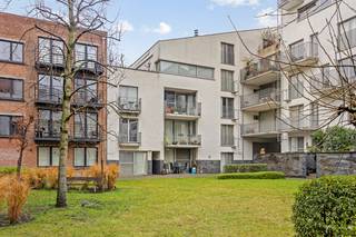 Bekijk alvast het grondplan, gunstig EPC en conforme elektrische keuring via de Wellimmo-site<br /><br />Recht tegenover de Koninklijke Academie voor Schone Kunsten bevindt zich dit recente gelijkvloers appartement van ca. 92 m² + terras, gelegen in Residentie Academie — een prestigieus woonproject dat perfect aansluit bij de ziel van de stad. Hier komen kunst, architectuur en stadsleven samen, terwijl je thuis geniet van rust, ruimte en groen, midden in het historische centrum. Een unieke combinatie die zelden wordt aangeboden.<br /><br />De leefruimte sluit naadloos aan op het privatief terras, dat overgaat in een prachtig aangelegde gemeenschappelijke binnentuin — een absolute meerwaarde op deze locatie.<br />De keuken is volledig uitgerust en praktisch geïntegreerd aan de leefruimte op parketvloer.<br />Het appartement beschikt over twee slaapkamers, aangevuld met een aparte dressing die ook perfect kan dienen als bureau of werkruimte. Eén van de slaapkamers grenst aan een groene patio, wat zorgt voor een bijzonder aangename sfeer.<br />Verder zijn er een badkamer met ligbad en douche, een afzonderlijk toilet en wasplaats en een comfortabele, doordachte indeling met kwalitatieve afwerking.<br /><br />Een privatieve kelderberging is inbegrepen en er is een optionele ondergrondse parkeerplaats (35.000€) beschikbaar aan . Het gebouw is recent en het appartement beschikt over een gunstig EPC en conforme elektriciteit.<br />Momenteel is het appartement verhuurd, wat het pand ook interessant maakt als investering.<br /><br />De maandelijkse kosten bedragen +-150€, inclusief onderhoud en gebruik van de gemeenschappelijke delen en de binnentuin, de syndicus, lift en de blokpolis.<br /><br />Residentie Academie is een ode aan elegant wonen, op een uitzonderlijke locatie in het oude stadshart, op wandelafstand van het Eilandje, musea, horeca, winkels en alle troeven die Antwerpen zo aantrekkelijk maken.<br /><br />Voor meer info of een bezichtiging: 03/225 00 68 of info@wellimmo.net