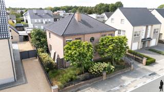 <strong><strong>Recente en centraal gelegen villa met o.a. 6 slaapkamers, dubbele garage, 2 badkamers, een volledig ingericht keuken en bijkeuken. Het geheel ligt op een perceel van ca. 610m², gelegen tussen het centrum van Lommel en de gerenomeerde Kattenboswijk. De woning van bouwjaar 1999 is zeer degelijk gebouwd en biedt alle comfort. Nabij scholen, openbaar vervoer en bovendien slechts op enkele autominuten van centrum Lommel en de Nederlandse grens. EPC-score van 233kWh/m²/jaar (energielabel C). Bovendien is ook de elektriciteit volledig conform en is de woning volledig asbestvrij.<br /><br /></strong></strong><u>Gelijkvloerse verdieping:<br /></u>Via de inkomhal met gastentoilet heeft u toegang tot de woonkamer, de keuken en de benedenslaapkamer met eigen badkamer. De benedenslaapkamer kan eenvoudig omgevormd worden tot kangoeroegedeelte en/of studio. Thans is deze ruimte ingericht als slaap- en (tweede) zitkamer. De hoofdleefruimte is verdeeld in een eetgedeelte (achteraan) en zithoek (vooraan) en geniet van veel natuurlijk daglicht door de grote raampartijen. Vanuit de leefruimte heeft u toegang tot de keuken. Deze keuken is geïnstalleerd met volgende kwaliteitstoestellen (allen Miele): gasvuur (Miele), heteluchtoven (Miele), koelkast met diepvries (Miele), vaatwas (Miele) en voldoende kastruimte. Aan de keuken bevindt zich een ruimte die dienst doet als wasplaats met wasmachine op hoogte en voldoende kastruimte en die tevens gebruikt word als bijkeuken met afzonderlijk gaspitvuur en een Siemens-oven.<br /><br /><u>Eerste verdieping<br /></u>De vaste houten trap in de inkomhal brengt u naar de eerste (en de tweede) verdieping. Hier bevinden zich 4 ruime slaapkamers en de badkamer met inloopdouche, een dubbele lavabo, een toilet en een ingebouwde sauna. In de nachthal en één van de slaapkamers bevinden zich tevens ingemaakte kasten.<br /><br /><u>Tweede verdieping<br /></u>De 2de verdieping is tevens te bereiken via de vaste trap en is opgedeeld in een 4de slaapkamer en bovendien 2 ruime kamers die dienst doen als opslagplaats / bergzolder.<br /><br /><u>Buitengebeuren en kelder<br /></u>De woning heeft een oprit met poort aan de zijkant van de woning en een dubbele garage (2 standplaatsen). Het ruime terras geeft uit op de private tuin, ideaal georiënteerd op het westen. U vindt in de voor- en achtertuin onder meer hortensia's, siergrassen, een vijgenboom en voldoende buitenstaplaats voor wagens. De woning is volledig onderkelder met een riante kelder op stahoogte.<br /><br /><u>Bijzonderheden:<br /></u>- EPC van 233 kWh/m²/jaar: <strong>label C</strong><br />- <strong>Geen asbest</strong> en <strong>conforme elektrische keuring</strong><br />- Bewoonbare oppervlakte van 259m² exclusief de kelder<br />- De woning is zeer degelijk en zorgvuldig gezet (voor eigen bewoning)<br />- Buitenschrijnwerk in aluminium, met overal dubbele HR-beglazing<br />- Centrale verwarming op stookolie met radiatoren (jaar ketel: 2000)<br />- <strong>Gas ligt reeds in de woning!</strong><br />- Gunstige ligging op wandelafstand van centrum, scholen en openbaar vervoer<br />- Gunstige ligging op wandel- en fietsafstand van natuur in Kattenboswijk<br />- Meer dan voldoende <strong>parkeermogelijkheden</strong><br />- Tuin op het westen: mogelijkheden tot aanleg groenvoorziening