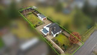 <p>Interesse in een bezoek? Neem contact op met noor.helsen@copandi.be of via +32 471 90 18 10.<br />Download ook zeker de inplantingsplannen en de documenten via onze website www.copandi.be</p><p></p><p>Deze karaktervolle woning is gelegen op een perceel van circa 14 are in het rustige Mol-Wezel. U geniet hier van een aangename, groene omgeving nabij lokale winkels, een basisschool en openbaar vervoer. Bovendien bevindt u zich op wandelafstand van natuurgebied de Keiheuvel. Dankzij de vlotte verbinding met de Molse Zuiderring zijn zowel Mol als Lommel binnen 10 minuten bereikbaar.</p><p></p><p><strong>Gelijkvloers</strong></p><p>De woning, gebouwd in 1978, verwelkomt u via een inkomhal met gastentoilet. Van hieruit bereikt u de uitzonderlijk ruime leefruimte met open keuken van bijna 53 m². Deze open indeling vormt het hart van de woning en biedt meer dan voldoende plaats voor een royale zithoek en eetruimte. De houten parketvloer en de open haard zorgen voor extra warmte en gezelligheid.</p><p>Aansluitend bevindt zich een lichtrijke veranda van circa 16 m² met zicht op de tuin, ideaal als bijkomende leefruimte. Verder beschikt het gelijkvloers over een inpandige garage, wat zorgt voor extra comfort en praktische bergruimte, hier bevindt zich eveneens de wasplaats.</p><p></p><p><strong>Eerste verdieping</strong></p><p>Op de eerste verdieping bevinden zich drie slaapkamers in verschillende groottes, geschikt als master bedroom, kinderkamers of bureau. De centraal gelegen badkamer is uitgerust met een ligbad, lavabomeubel en extra toilet. Daarnaast is er een aparte berging voorzien, ideaal als wasruimte of extra opslag.</p><p></p><p><strong>Technische kenmerken</strong></p><p>De woning wordt verwarmd op gas, de verwarmingsketel werd vernieuwd in 2021. Met een EPC-score F geldt er een renovatieverplichting, wat de mogelijkheid biedt om de woning energetisch te optimaliseren en verder te moderniseren naar eigen smaak.</p><p></p><p><strong>Tuin</strong></p><p>De tuin is volledig omheind. Daarnaast is er een vergunde, vrijstaande garage van ongeveer 40 m² aanwezig, ideaal als werkruimte, hobbyruimte of extra opslag.</p><p></p><p><strong>Kenmerken</strong><br />✅ Zeer ruime leefruimte met open keuken<br />✅ Drie slaapkamers<br />✅ Lichtrijke veranda</p><p>✅ 2de toilet op eerste verdieping<br />✅ Inpandige garage<br />✅ Praktische indeling met berging op de verdieping</p><p></p><p>Deze woning in de Handelsstraat combineert ruimte, licht en functionaliteit op een centrale ligging in Mol. Dankzij de grote leefruimte, veranda en drie slaapkamers is dit een ideale gezinswoning met veel wooncomfort en potentieel.</p>