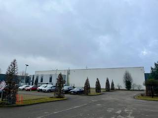Recent gerenoveerd magazijn te huur van 1.277 m² opslagruimte te huur, fantastisch gelegen met een uitstekende aansluiting op de E313...