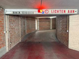 Autostaanplaats te koop te centrum Oostende in een afgesloten parkeercomplex gelegen op de kruising van de Christinastraat en Jozef II-straat. De standplaats is gelegen op de derde verdieping en makkelijk bereikbaar.De staanplaats meet 4,8m x 2,5mOp zoek naar een staanplaats te koop in het centrum van de stad? Contacteer ons voor een bezoek ter plaatse. Bestuursmaatregelen in het maatregelenregister: nee