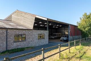 Op een royaal perceel van 2233 m² vindt u deze unieke woning met een bewoonbare oppervlakte van 315 m². De woning is structureel zeer...