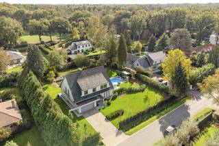 <p>Op een rustige en residentiële locatie, in een doodlopende straat, bevindt zich deze ruime villa op een mooi perceel van ca. 2.088 m².</p>
<p><span>De recent volledig heraangelegde tuin met vijver en zwembad biedt bijzonder veel privacy en vormt een aangename omgeving om in alle rust te genieten.</span></p>
<p><span>Een mooie combinatie van ruimte, privacy en een uitstekende ligging.</span></p>
<h3><span><br />Indeling</span></h3>
<p><strong><span><br />Gelijkvloers</span></strong></p>
<p><span>De royale inkomhal geeft toegang tot de leefruimte, die is ingedeeld in een eetkamer en een salon met open haard en bar.</span></p>
<p><span>De volledig geïnstalleerde keuken is voorzien van alle hedendaags comfort. Zowel vanuit de keuken als de leefruimte geniet men van een mooi zicht op de tuin, die bovendien rechtstreeks toegankelijk is.</span></p>
<p><span>Het overdekte terras sluit dankzij de grote schuiframen mooi aan op de leefruimte en vormt een aangename uitbreiding van het woongedeelte. Hierdoor kan men hier in elk seizoen comfortabel vertoeven.</span></p>
<p><span>Verder beschikt het gelijkvloers over een gastentoilet, een dubbele inpandige garage met aansluitende wasplaats en toegang tot de kelder met stahoogte.</span></p>
<p><strong><span><br />Verdieping</span></strong></p>
<p><span>De overloop geeft toegang tot vijf slaapkamers, waaronder een bijzonder royale hoofdslaapkamer. Twee van de overige slaapkamers zijn voorzien van een eigen lavabo.</span></p>
<p><span>De ruime badkamer beschikt over een dubbele wastafel, ligbad en afzonderlijke douche. Op de nachthal bevindt zich tevens een apart toilet.</span></p>
<p><strong><span><br />Zolder</span></strong></p>
<p><span>De zolderverdieping is bereikbaar via een uitschuifbare trap en biedt, indien gewenst, mogelijkheden tot verdere uitbreiding.</span></p>
<h3><span><br />Tuin</span></h3>
<p><span>De recent heraangelegde tuin geniet van bijzonder veel privacy en is voorzien van een vijver, zwembad en aansluitend zonneterras. De verzorgde tuinaanleg met beregeningssysteem maakt het geheel compleet.</span></p>
<h3><span><br />Bijzonderheden</span></h3>
<p><span>Rustige ligging in een doodlopende straat<br /></span><span>Verwarming op mazout<br /></span><span>Houten ramen met dubbele beglazing<br /></span><span>Overdekt terras<br /></span><span>Recent vernieuwde tuinaanleg met beregeningssysteem<br /></span><span>Zwembad met zonneterras<br /></span><span>EPC-label D – 394 kWh/m² – UC 2597369<br /></span><span>Elektrische installatie niet conform</span></p>
Vg-Wp-Vv-Gvkr-Gmo-Gworg