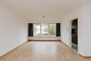 <p>Bezoek mogelijk na aanmaak huurdersprofiel: https://onid.mijnhuurprofiel.be/property/60b814c2-5c59-46cd-a4d9-dcb1476d5178</p><p><br /></p><p>Dit grondig <strong>gerenoveerde </strong>en lichtrijke appartement bevindt zich in een aangename woonwijk in Edegem, op een centrale locatie met vlotte bereikbaarheid. De leefruimte geniet van veel natuurlijke lichtinval en sluit mooi aan op de vernieuwde keuken. Met <strong>twee volwaardige slaapkamers</strong> en een praktische indeling biedt het appartement een comfortabele en instapklare woonomgeving. Het appartement is bovendien voorzien van een <strong>afgesloten garagebox.</strong></p>