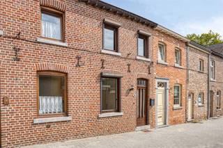 Deze op te frissen stadswoning biedt een slimme en functionele indeling en vormt de ideale basis voor wie op zoek is naar een comfortabele...