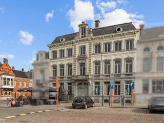 UNIEK gelegen op de MARKT van RONSE: prachtige HERENWONING met enorm veel potentieel. Deze prachtige neoclassicistische herenwoning vormt...